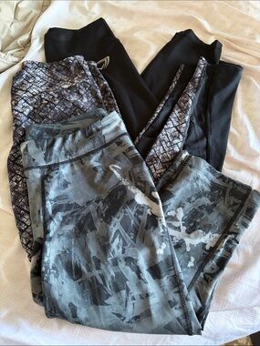 3 Pairs Women’s Black & Gray Patterned Active Leggings - Small